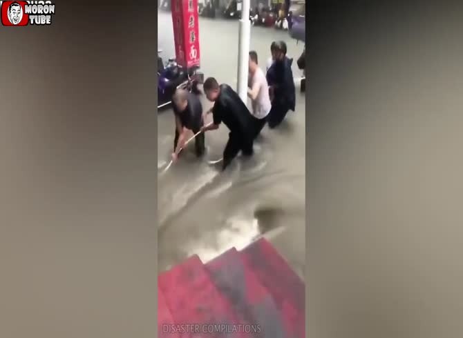 Video :trapped in a wave-flooded subway!